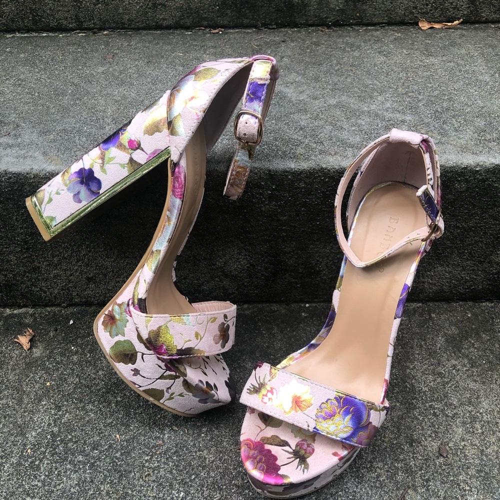 Gorgeous Floral and Gold Platform Heels Size 8